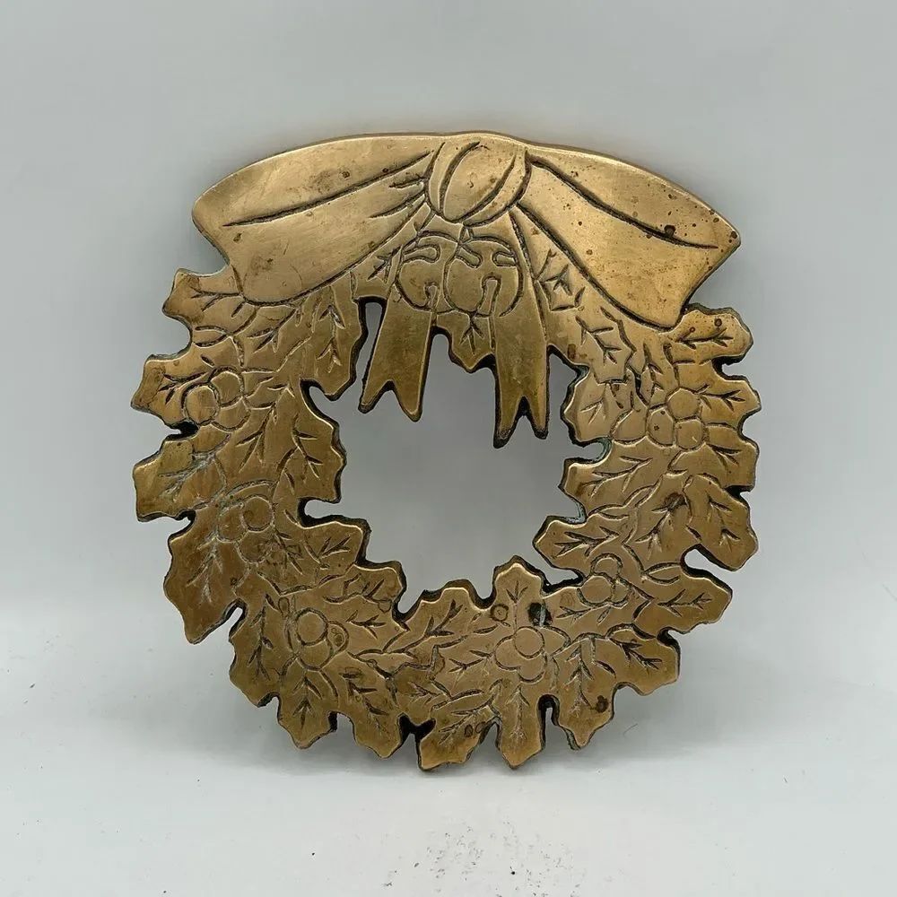 Vintage Christmas wreath trivet